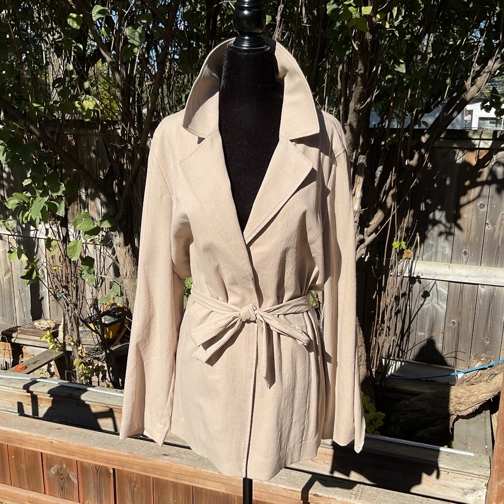 NWT Halston Sandy Sable Wrap Jacket With Snaps & Belt/Flowing Sweep At Shoulders